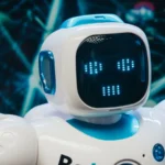 Gros plan sur un robot blanc au visage numérique lumineux dans une ambiance bleutée.