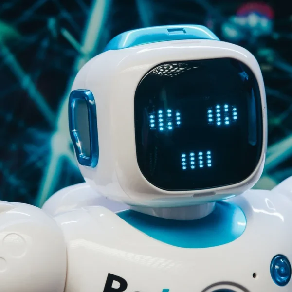 Gros plan sur un robot blanc au visage numérique lumineux dans une ambiance bleutée.