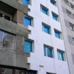 Panneaux d’isolation extérieure en cours de pose sur la façade d’un immeuble à Varsovie.