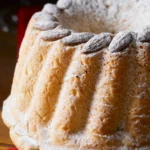 Marché de Noël alsacien à Paris : gros plan sur un kougelhopf saupoudré de sucre glace.