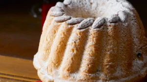 Marché de Noël alsacien à Paris : gros plan sur un kougelhopf saupoudré de sucre glace.