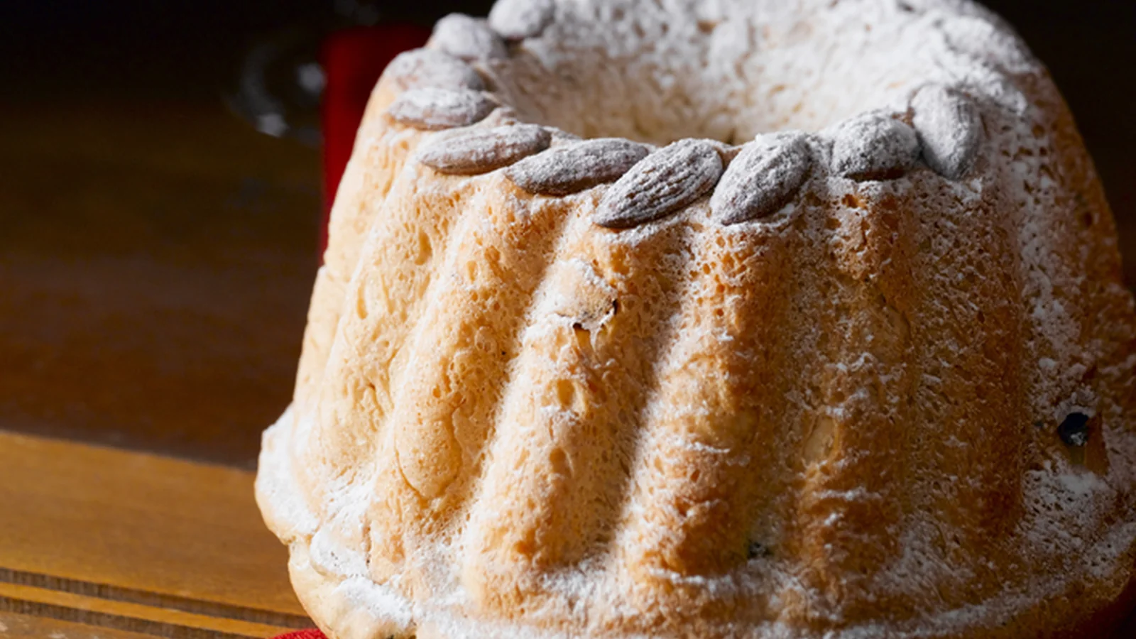 Marché de Noël alsacien à Paris : gros plan sur un kougelhopf saupoudré de sucre glace.