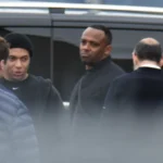 Kylian Mbappé, coiffé d’un bonnet noir, près d’un véhicule à Caen.