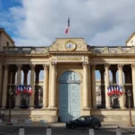 Façade d’entrée de l’Assemblée nationale au Palais-Bourbon, avec des drapeaux français.