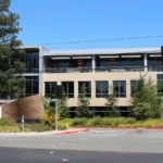 Un bâtiment du campus Netflix à Los Gatos, avec une enseigne rouge au premier plan.
