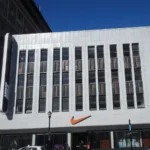 Façade du magasin Nike à Newark, avec l’enseigne orange au-dessus de l’entrée.