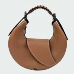 Sac Nouvelle Lune de Nodie’s en cuir camel avec poignée tressée, vu de face.