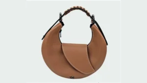 Sac Nouvelle Lune de Nodie’s en cuir camel avec poignée tressée, vu de face.