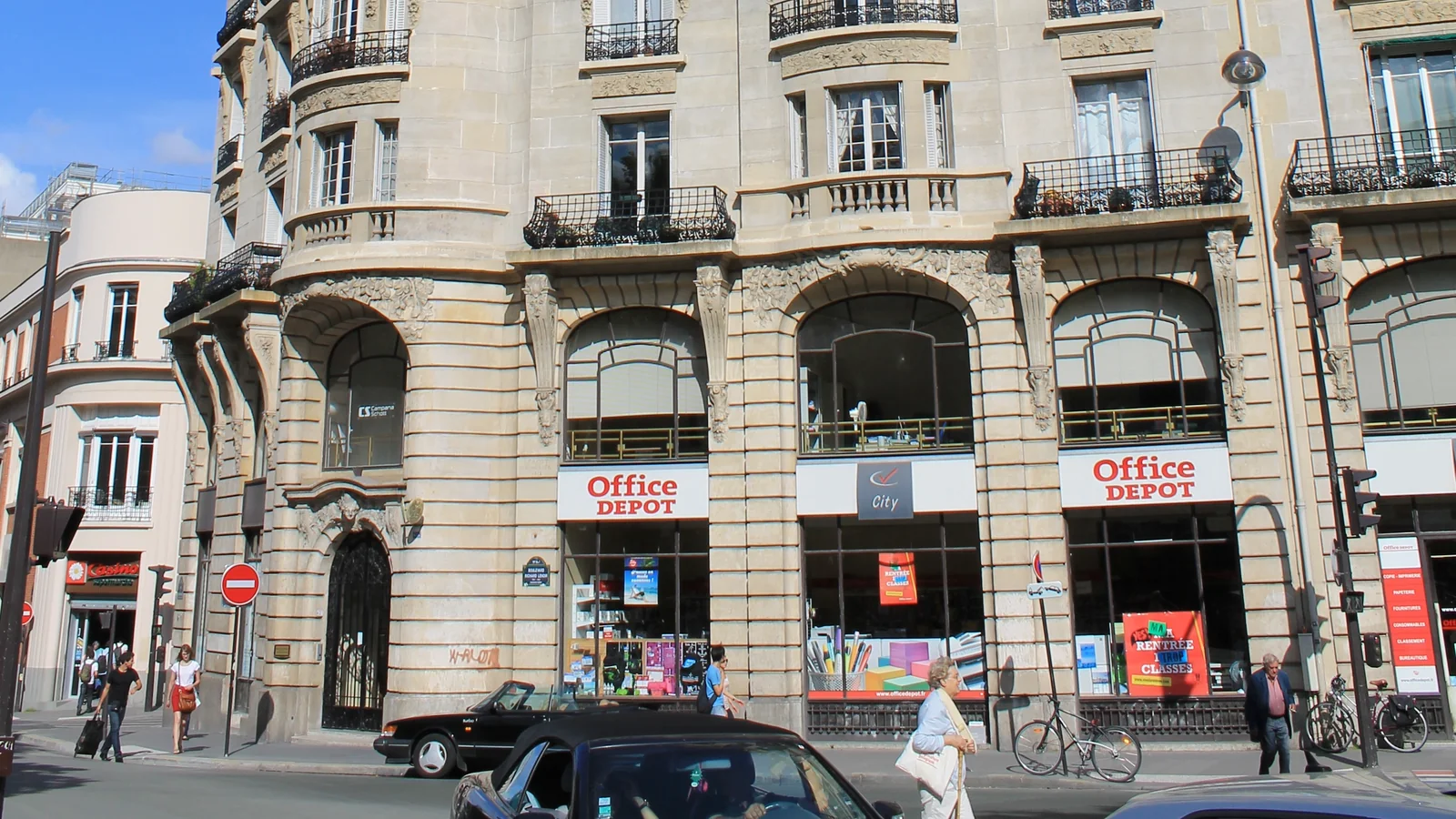 Enseigne Office Depot France sur la façade d’un magasin boulevard Richard-Lenoir à Paris, en 2012