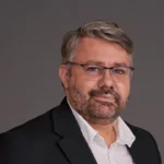 Olivier Roty, directeur général d’Alamo, en veste sombre et chemise blanche.