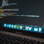 Code informatique affiché dans un éditeur sur l’écran d’un ordinateur portable.