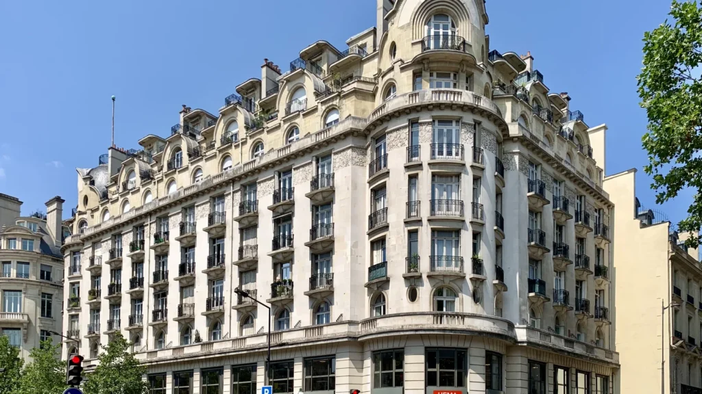 Façades et balcons de l’immeuble du 2 boulevard Haussmann, à Paris.