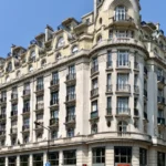 Façades et balcons de l’immeuble du 2 boulevard Haussmann, à Paris.