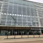 Façade vitrée et entrée du bâtiment Henri Moissan de l’université Paris-Saclay, à Orsay.