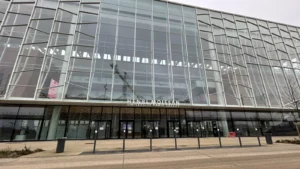 Façade vitrée et entrée du bâtiment Henri Moissan de l’université Paris-Saclay, à Orsay.