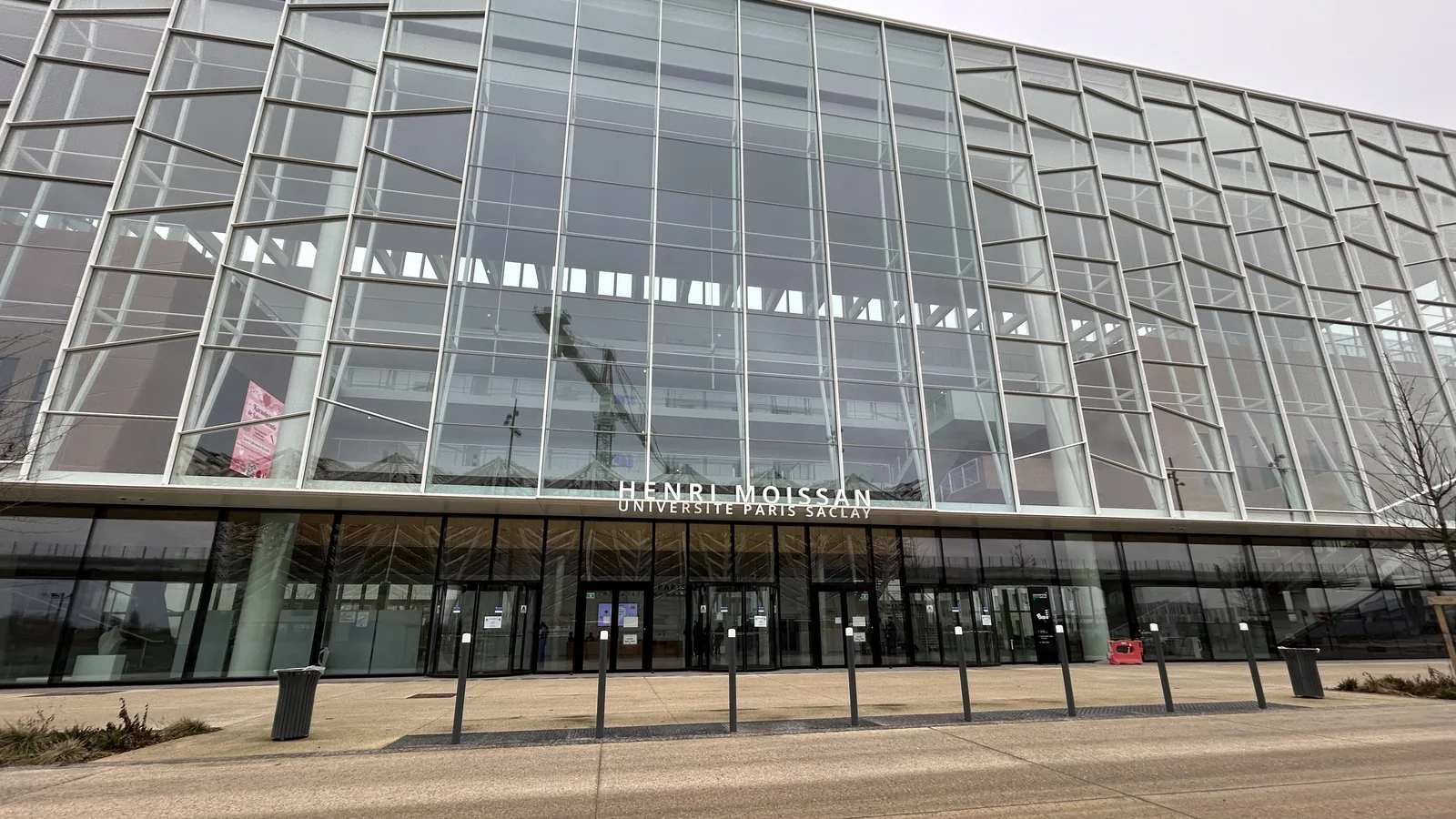 Façade vitrée et entrée du bâtiment Henri Moissan de l’université Paris-Saclay, à Orsay.