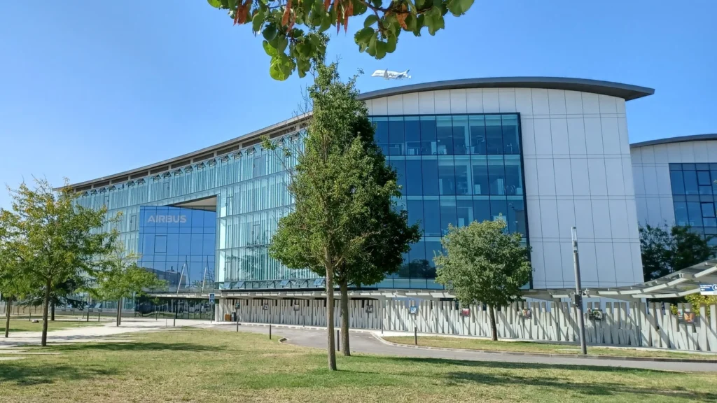 Le siège vitré d’Airbus à Toulouse-Blagnac, avec un avion Beluga dans le ciel.