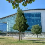 Le siège vitré d’Airbus à Toulouse-Blagnac, avec un avion Beluga dans le ciel.