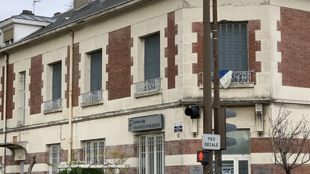 Enseigne du centre des finances publiques sur une façade en briques et pierre à Livry-Gargan.