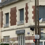 Enseigne du centre des finances publiques sur une façade en briques et pierre à Livry-Gargan.