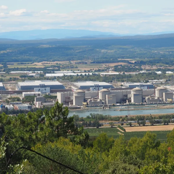 Vue de la centrale nucléaire du Tricastin, avec ses bâtiments industriels et des lignes électriques.
