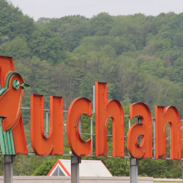 Enseigne du magasin Auchan à Bar-le-Duc, photographiée en mai 2015.