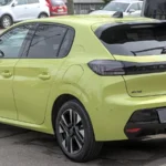Peugeot 208 Hybrid jaune-vert vue de trois quarts arrière.