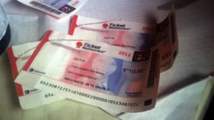 Plusieurs titres Ticket Restaurant papier de 10 euros, millésimés 2012, posés sur une table.
