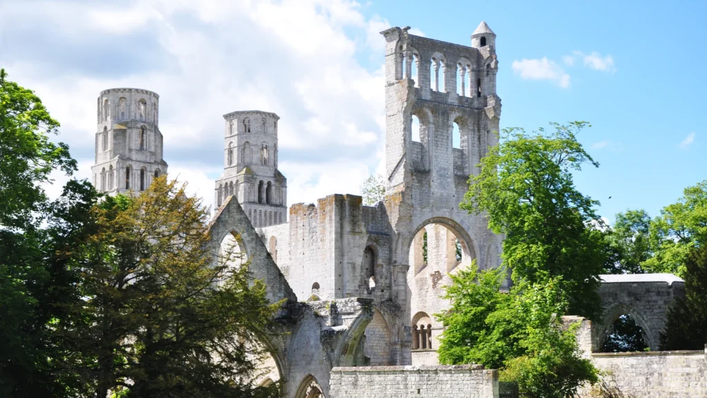 L’abbaye de Jumièges en Seine-Maritime, illustration de la restauration du patrimoine.