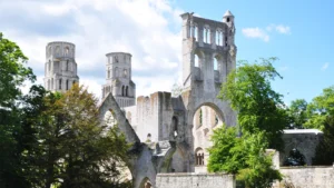 L’abbaye de Jumièges en Seine-Maritime, illustration de la restauration du patrimoine.