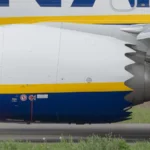 Moteur CFM LEAP-1B vu de côté sous l’aile d’un avion Ryanair.