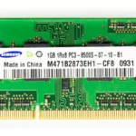 Barrette mémoire Samsung verte avec puces noires, contacts dorés et étiquette blanche portant la marque.