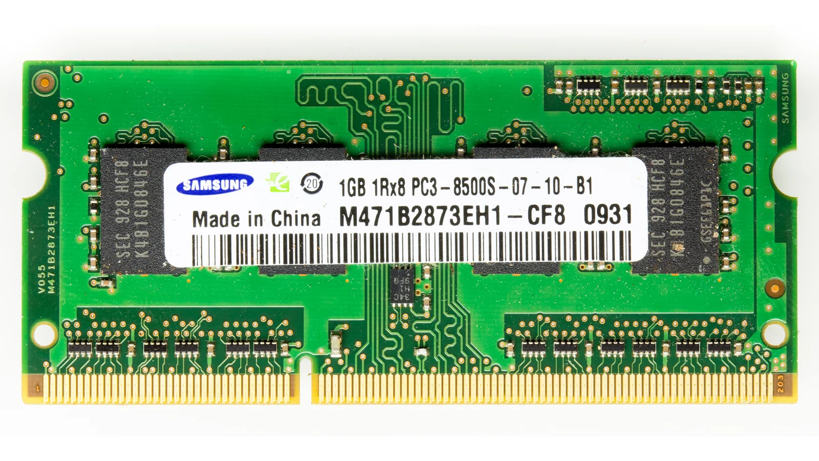 Barrette mémoire Samsung verte avec puces noires, contacts dorés et étiquette blanche portant la marque.
