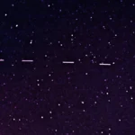 Six satellites Starlink apparaissent sous forme de courts traits lumineux alignés dans un ciel étoilé.