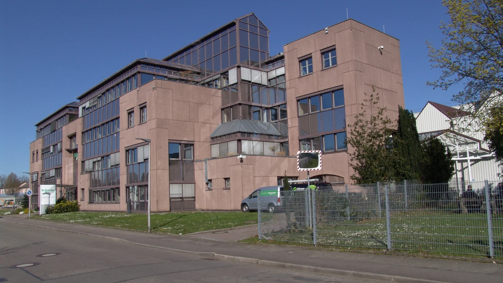 Façade et enseigne de Schneider Electric Automation à Lahr, en Allemagne.