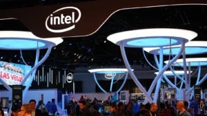 Stratégie de marque et innovation : stand Intel et visiteurs au CES de Las Vegas en 2015.