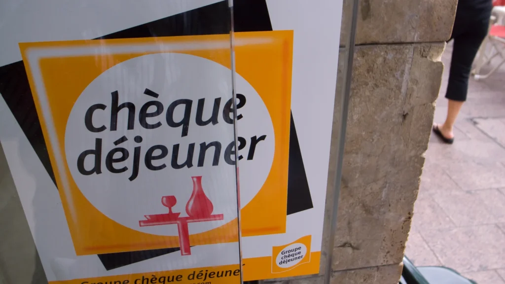 Signalétique Chèque Déjeuner apposée sur la vitrine d’un commerce