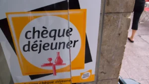 Signalétique Chèque Déjeuner apposée sur la vitrine d’un commerce