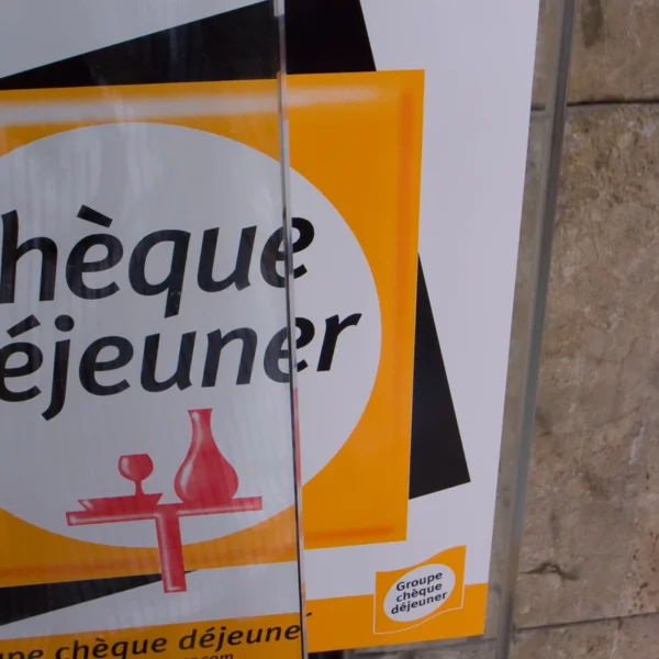 Signalétique Chèque Déjeuner apposée sur la vitrine d’un commerce