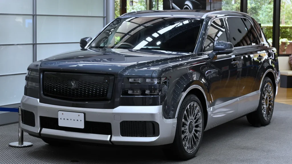 Toyota Century SUV bicolore exposé en intérieur, vu de trois quarts avant.
