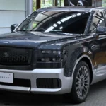Toyota Century SUV bicolore exposé en intérieur, vu de trois quarts avant.