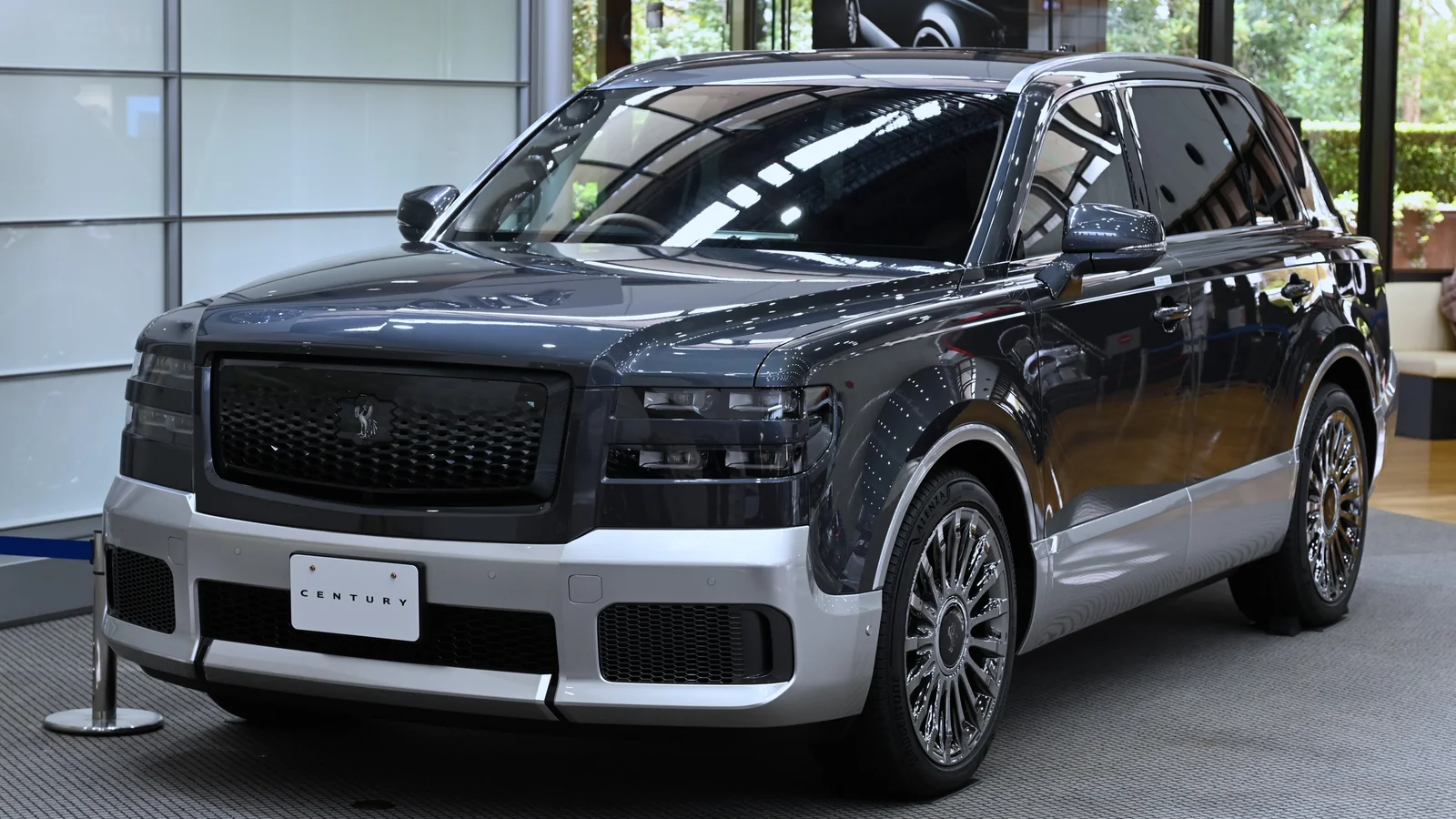 Toyota Century SUV bicolore exposé en intérieur, vu de trois quarts avant.