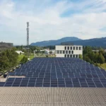 Transition énergétique : panneaux photovoltaïques sur une toiture du parc d’activités