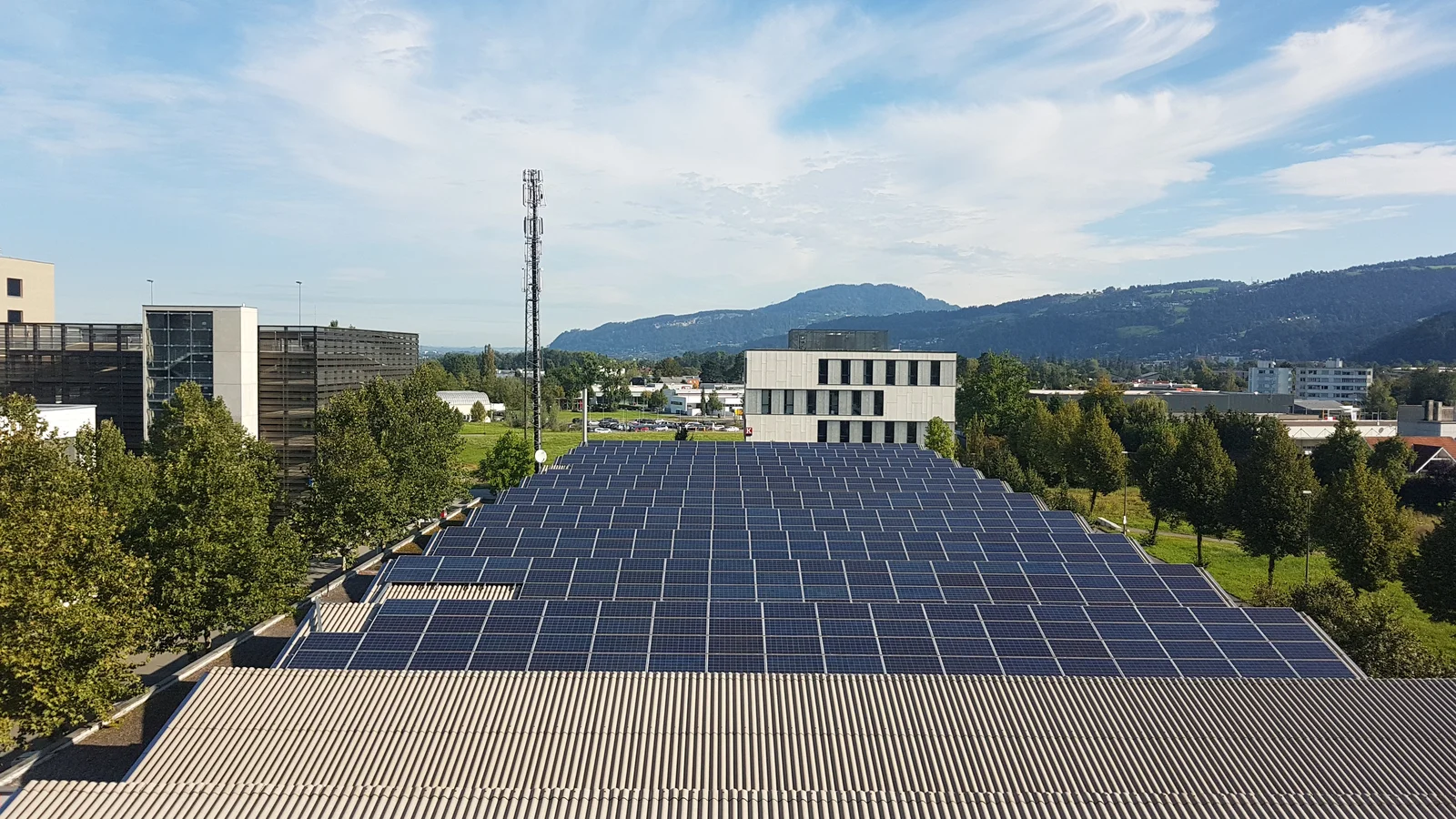 Transition énergétique : panneaux photovoltaïques sur une toiture du parc d’activités