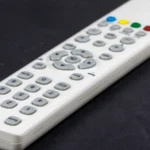 Télécommande de télévision sans marque illustrant le projet de hausse de TVA sur Canal+.