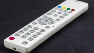 Télécommande de télévision sans marque illustrant le projet de hausse de TVA sur Canal+.