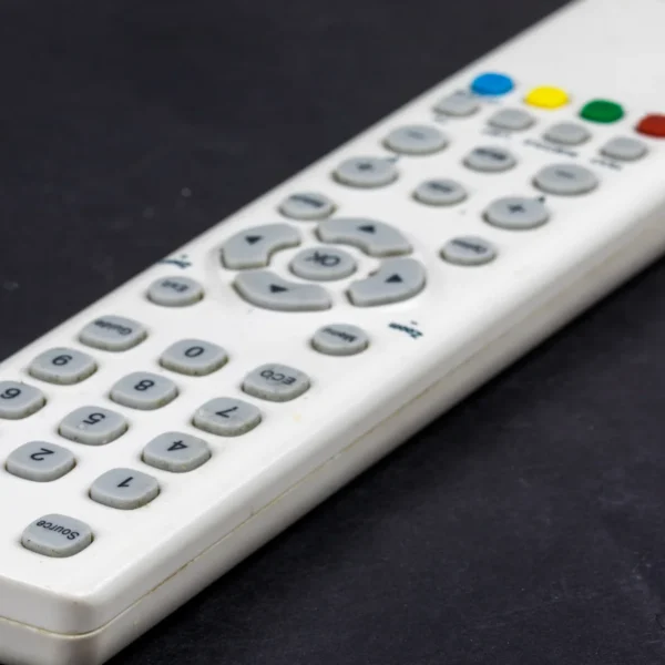 Télécommande de télévision sans marque illustrant le projet de hausse de TVA sur Canal+.