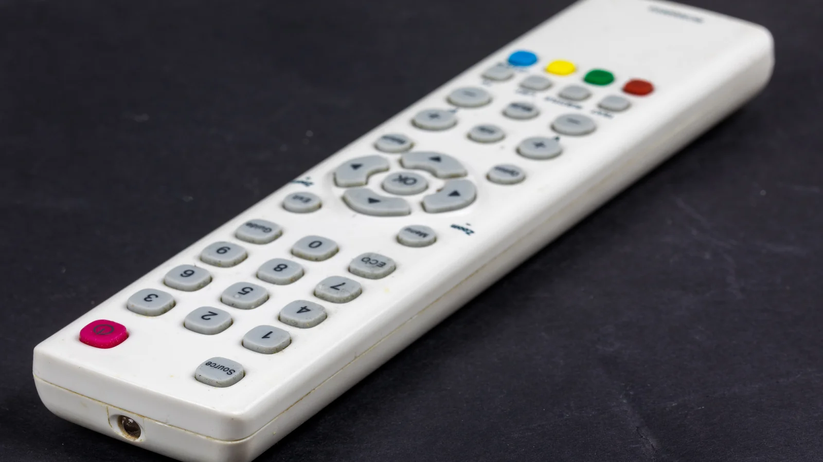 Télécommande de télévision sans marque illustrant le projet de hausse de TVA sur Canal+.