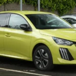Peugeot e-208 électrique jaune, photo d’illustration des ventes de voitures neuves en France.