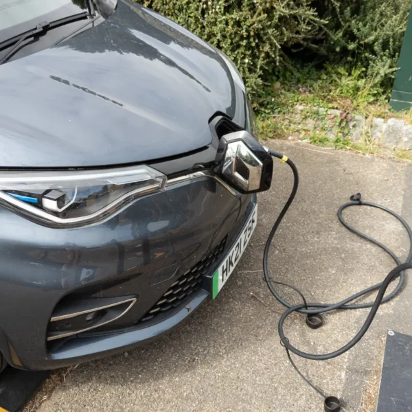 Voiture électrique d’occasion : photo d’illustration d’une Renault Zoé branchée à une borne de recharge.